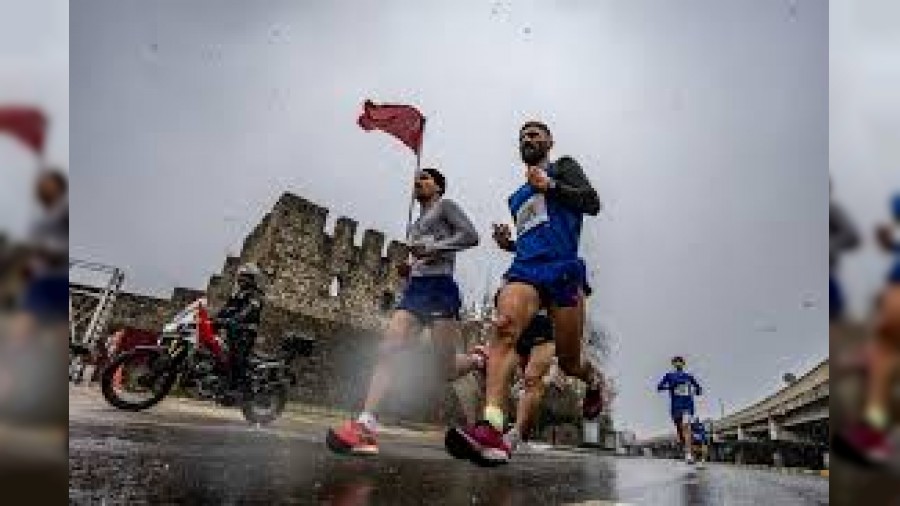 Trabzon'da karlı maraton